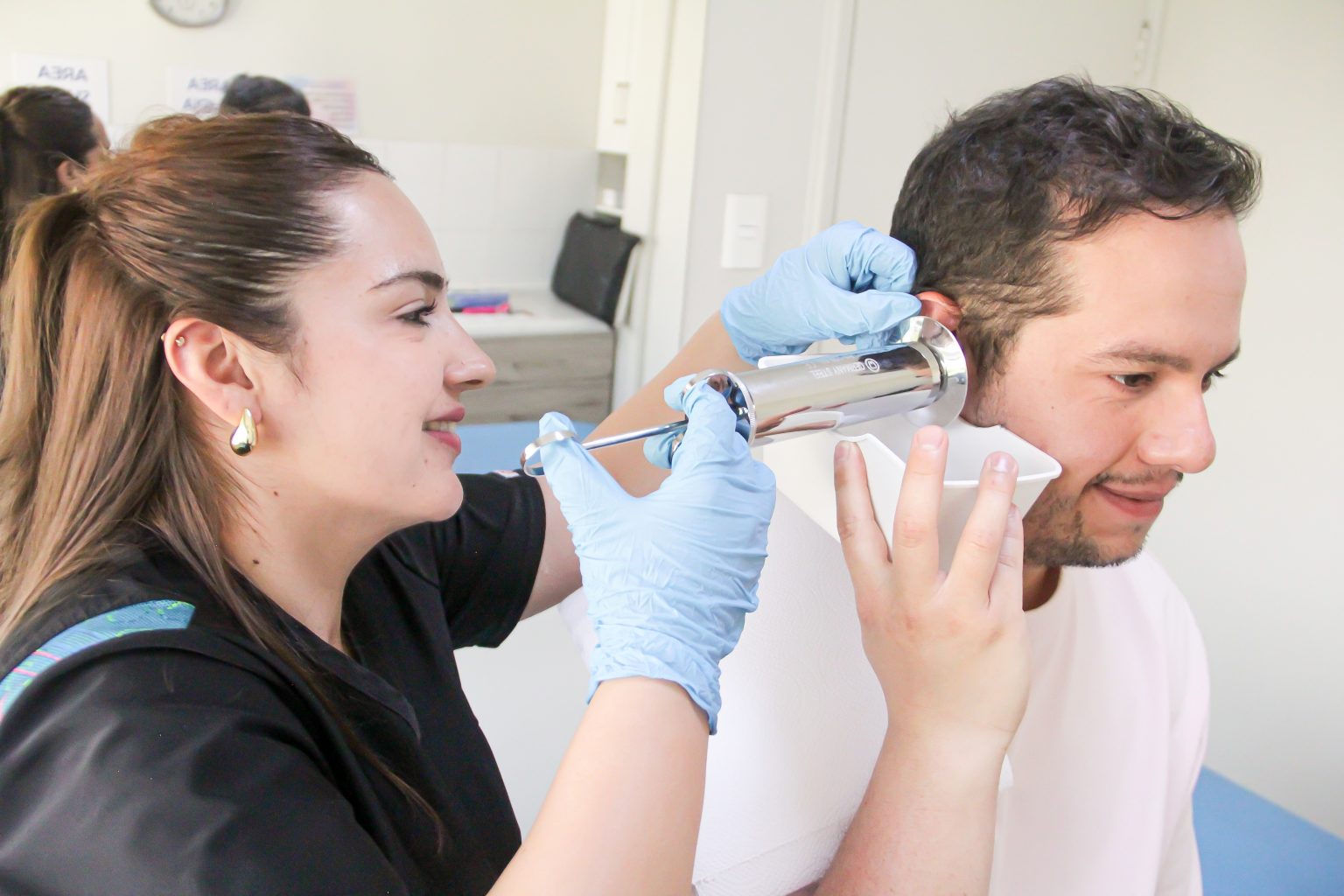 Asistencia Durante El Lavado De Oidos clinicaquiro.cl